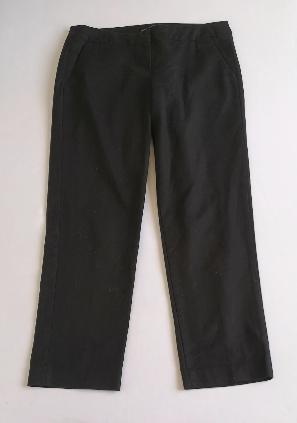 Pantalón con bolsas a los lados y blusa cuello cerrado