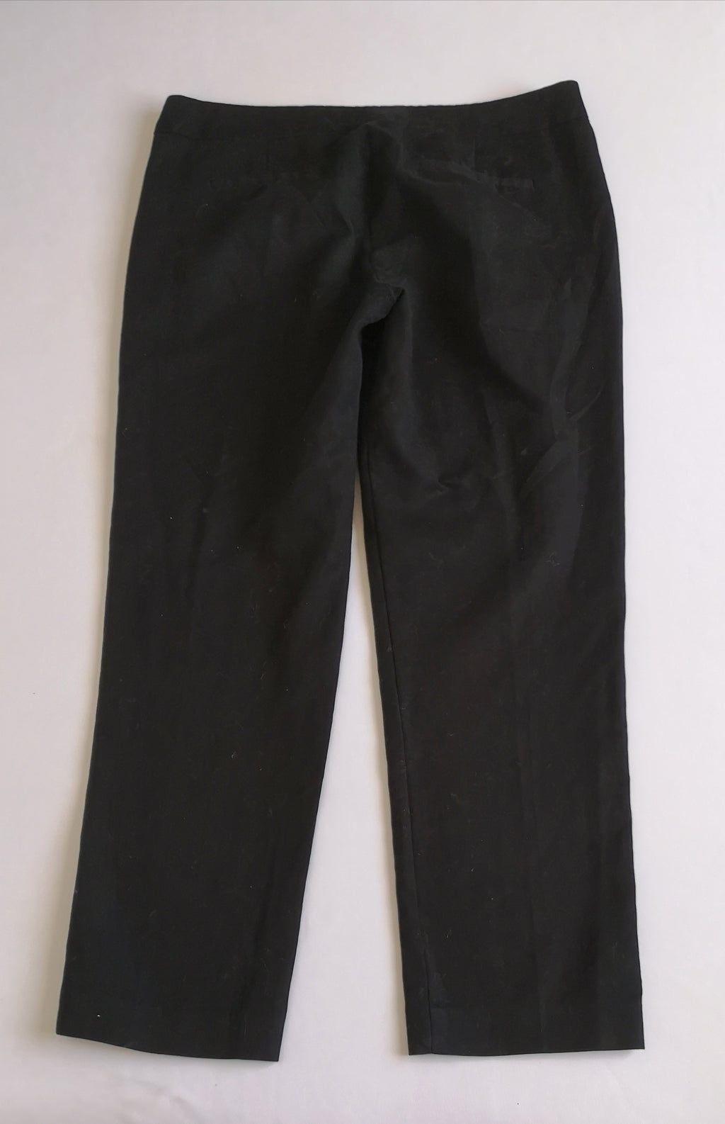 Pantalón con bolsas a los lados y blusa cuello cerrado