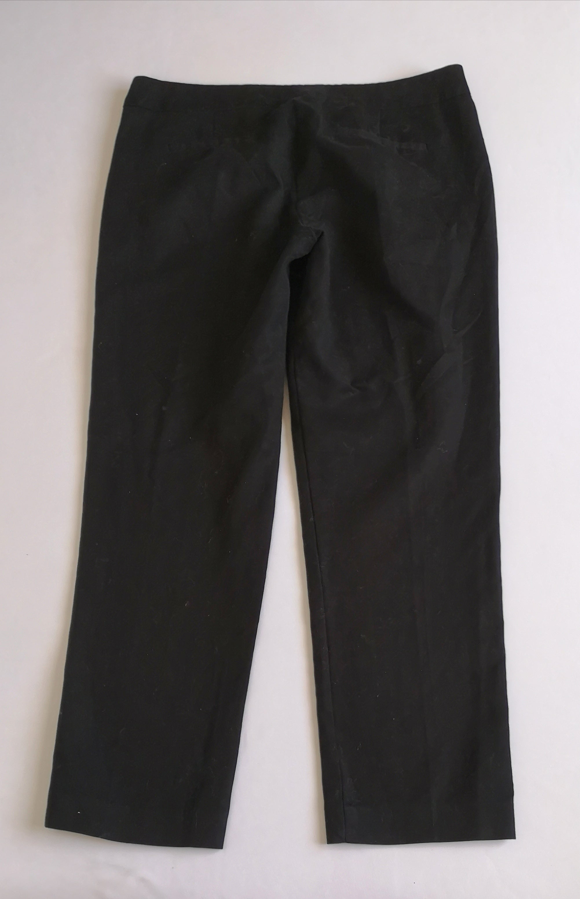 Pantalón con bolsas a los lados y blusa cuello cerrado