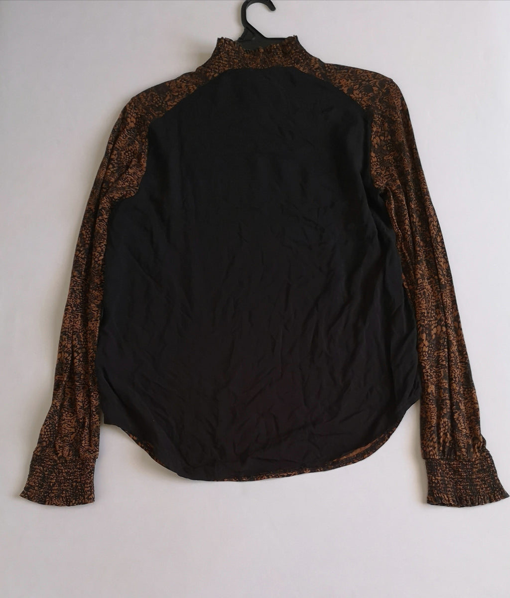 Pantalón con bolsas a los lados y blusa cuello cerrado