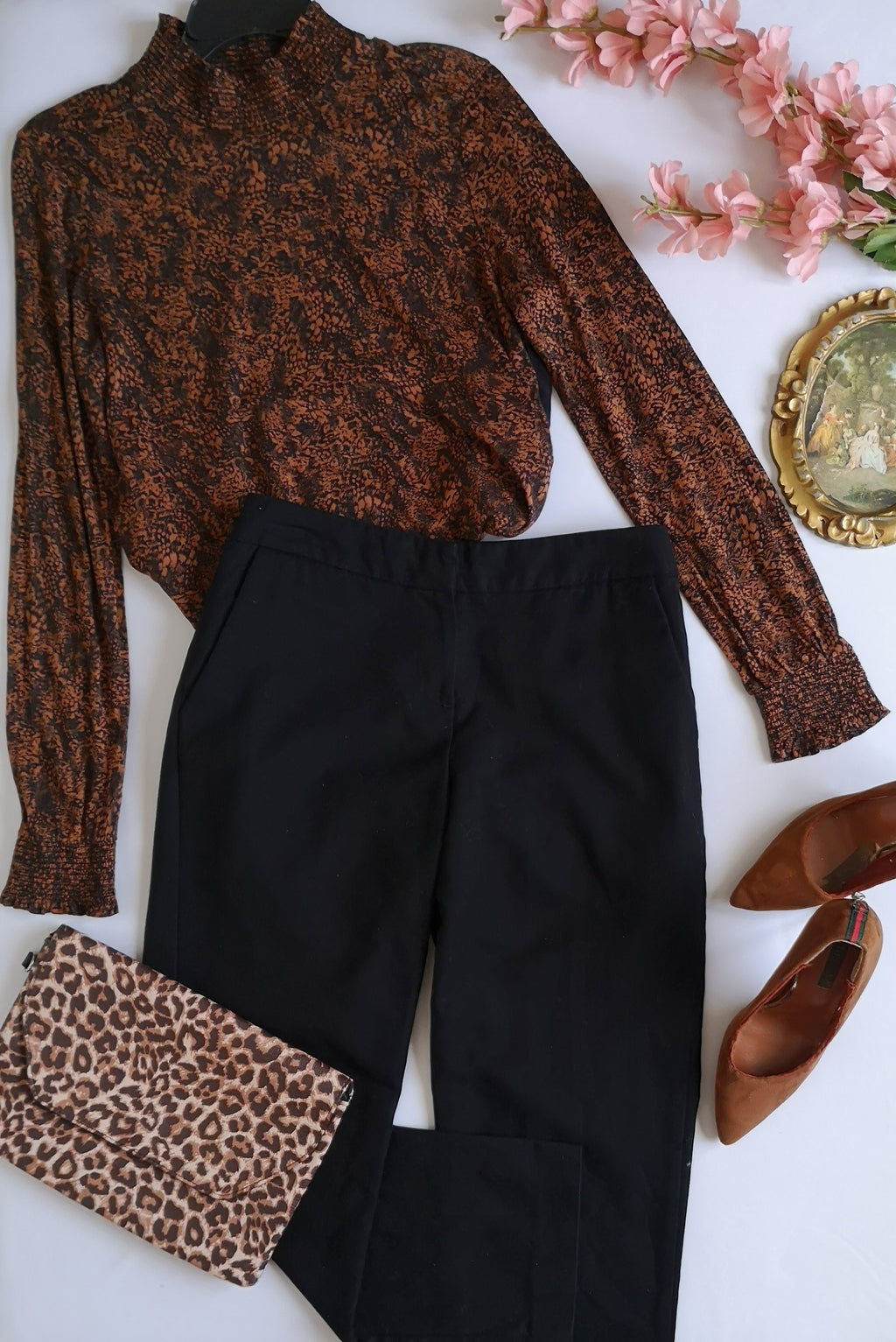 Pantalón con bolsas a los lados y blusa cuello cerrado