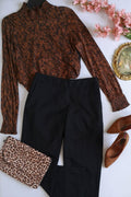 Pantalón con bolsas a los lados y blusa cuello cerrado