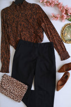 Pantalón con bolsas a los lados y blusa cuello cerrado