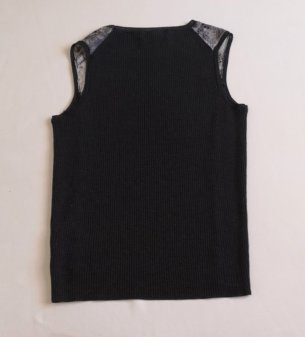 Pantalón con bolsas y blusa tipo chaleco