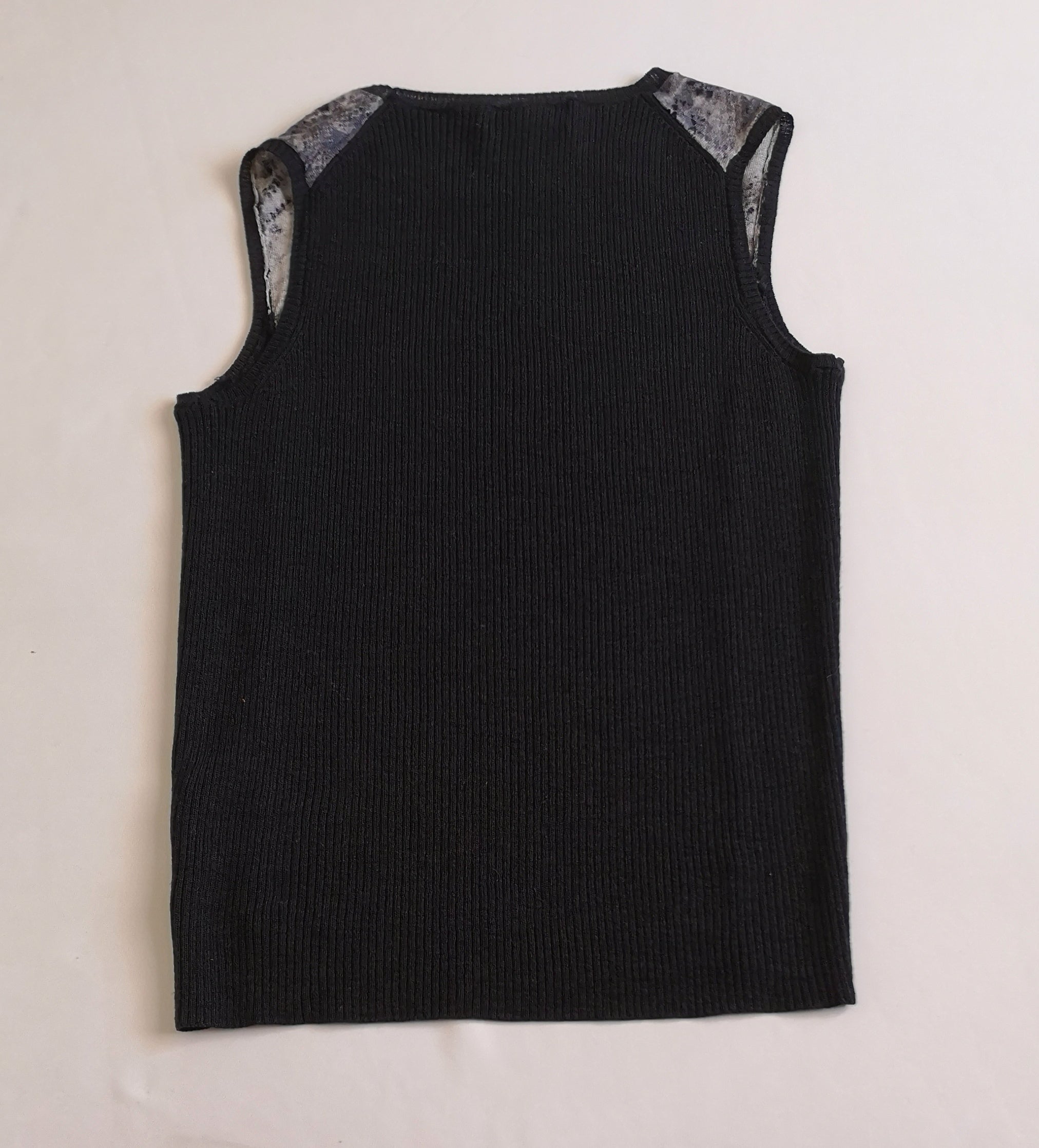 Pantalón con bolsas y blusa tipo chaleco