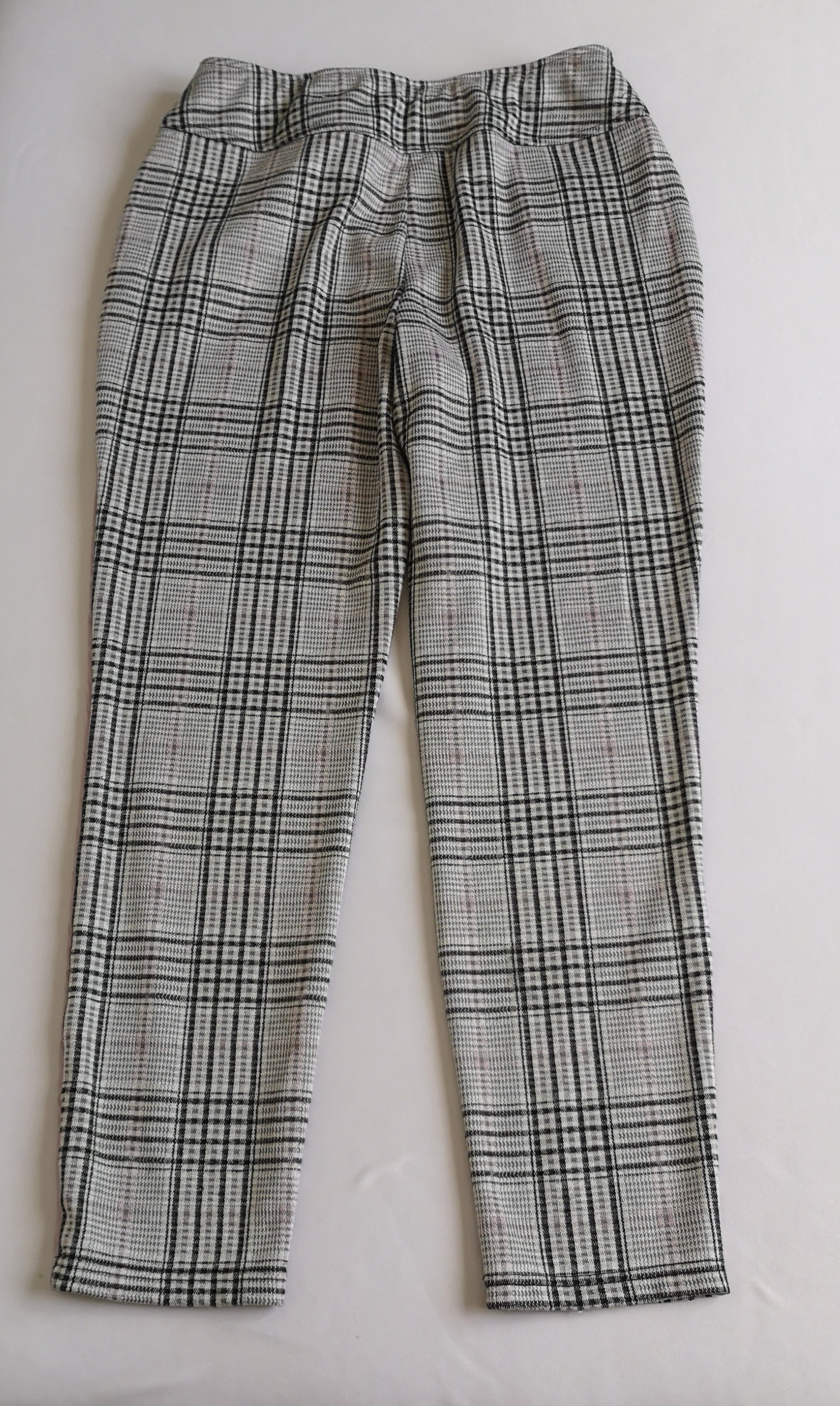Pantalón tela suave con blusa tallada