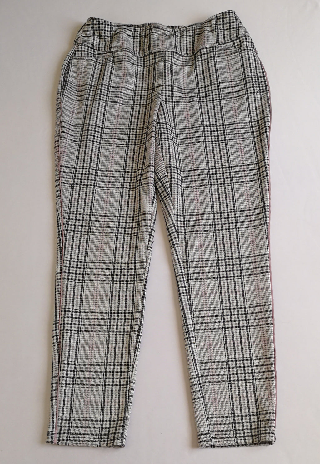 Pantalón tela suave con blusa tallada