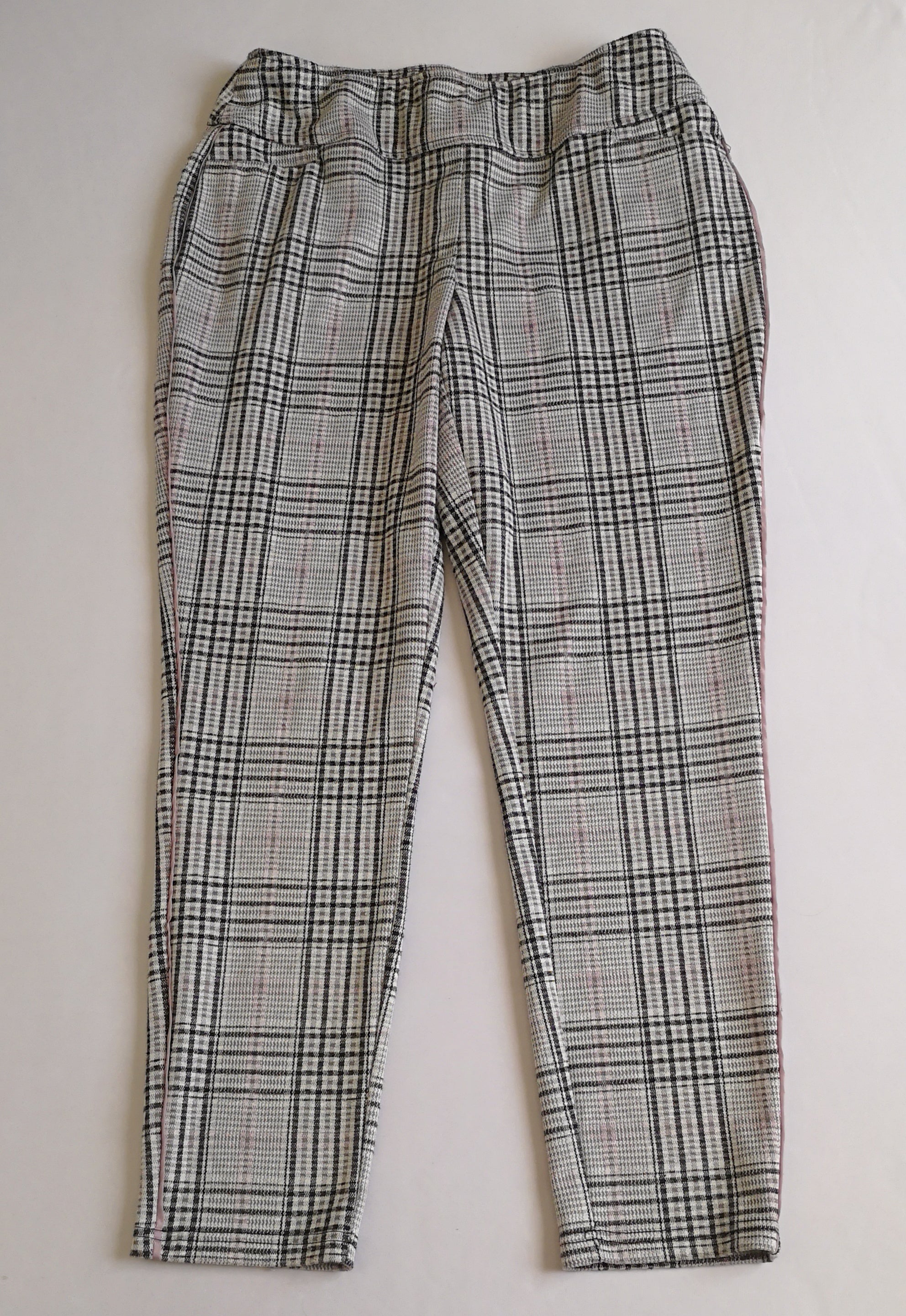 Pantalón tela suave con blusa tallada