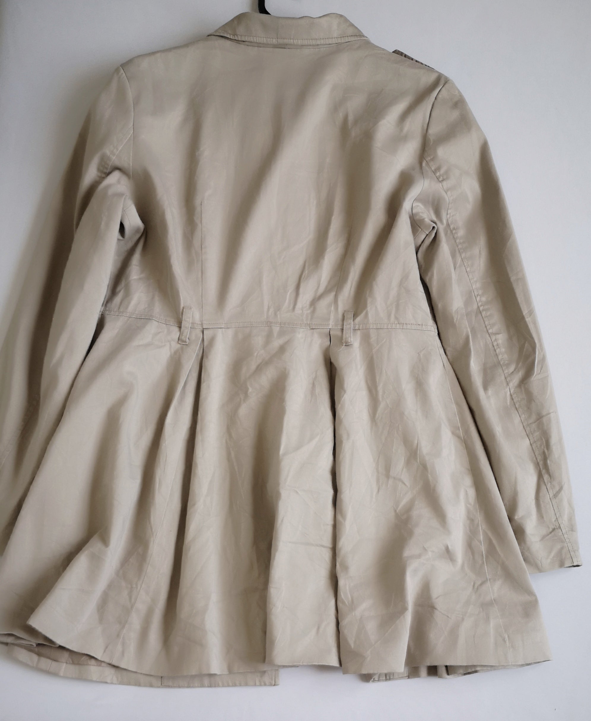 Gabardina traslapada