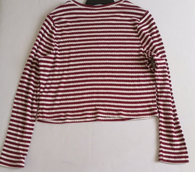Blusa corta con jeans rasgado cintura alta