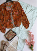 Blusa tipo boho con jeans