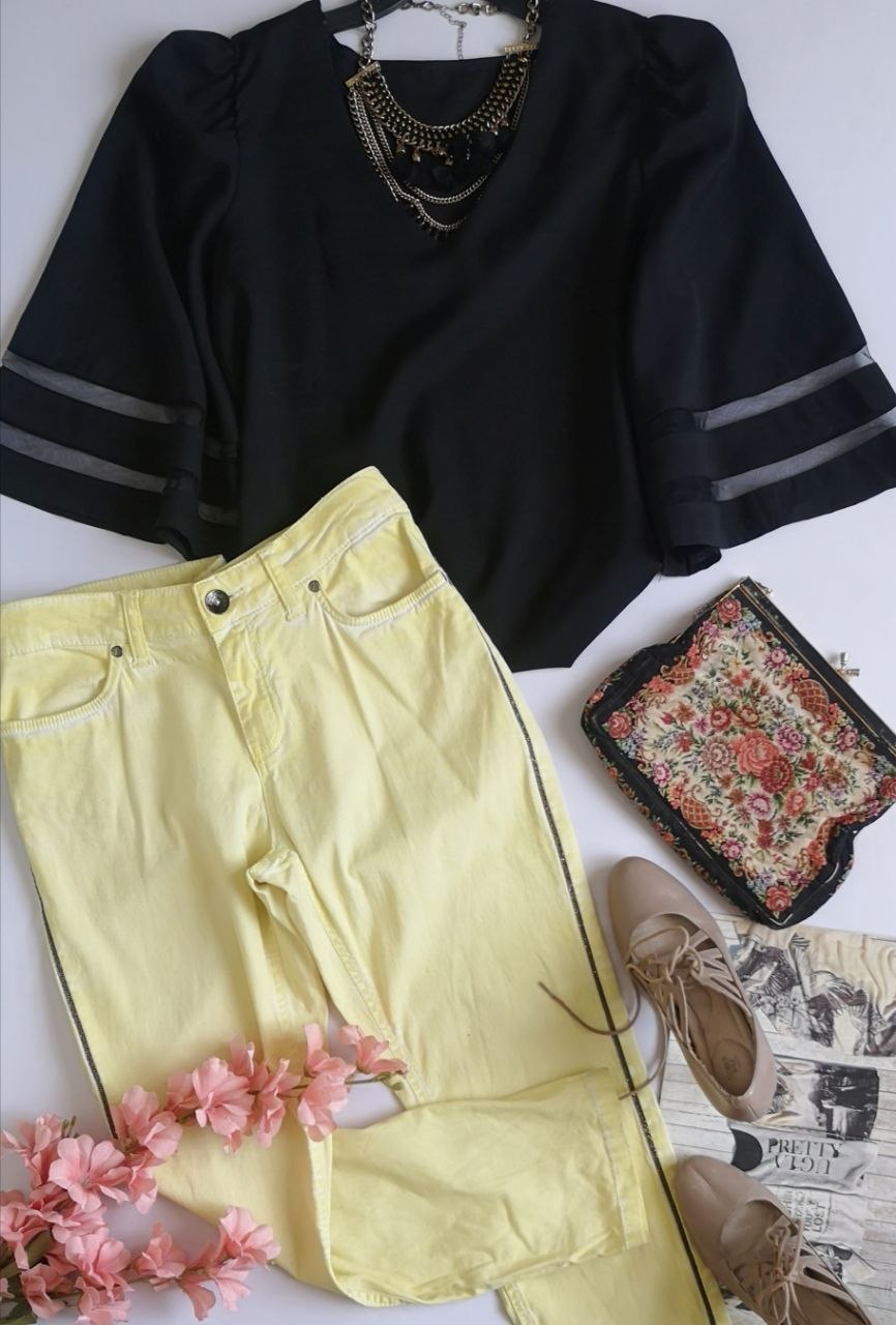 Jeans skinny con blusa mangas campana