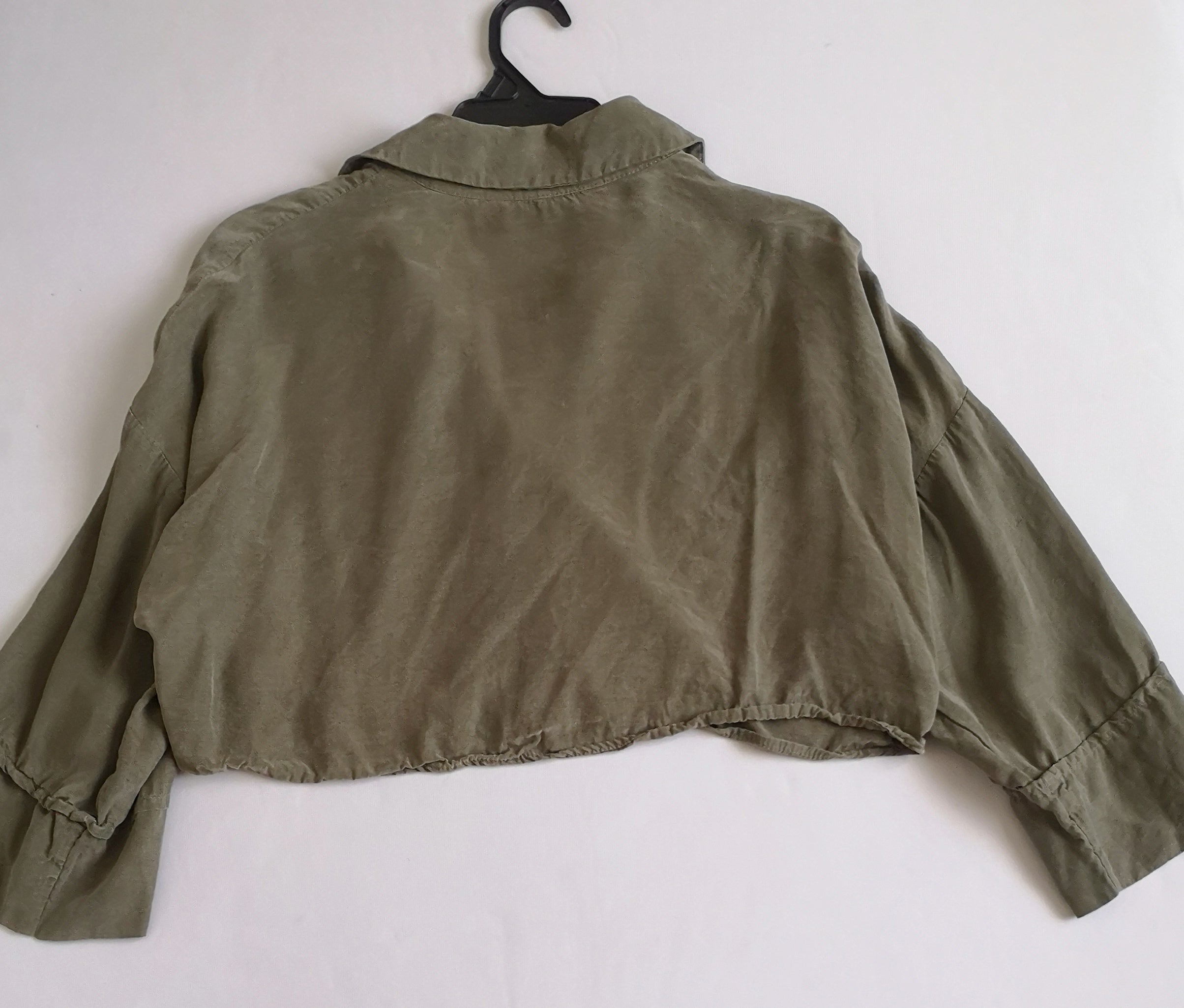 Blusa corta incluye cartera crosboddy
