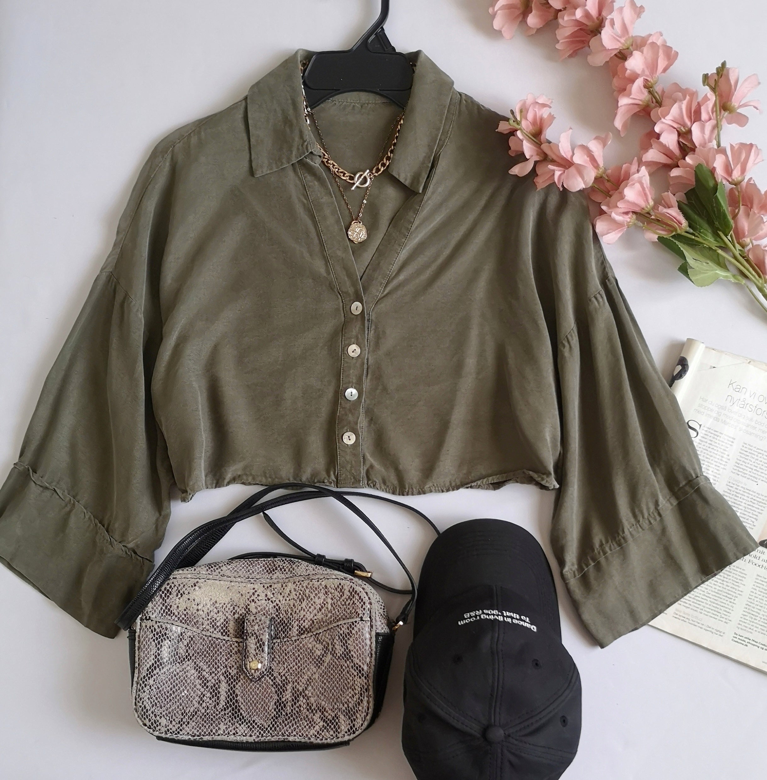 Blusa corta incluye cartera crosboddy
