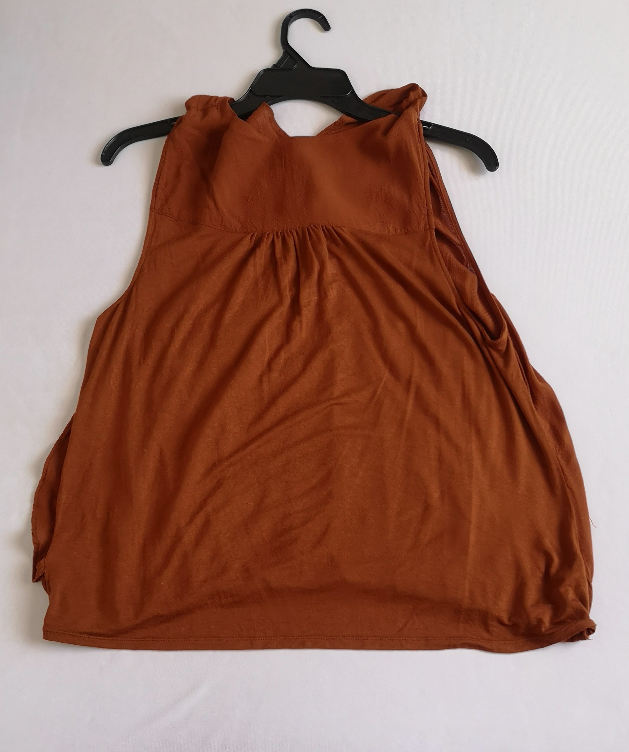 Pantalón tipo Culotte y blusa traslapada cerrada