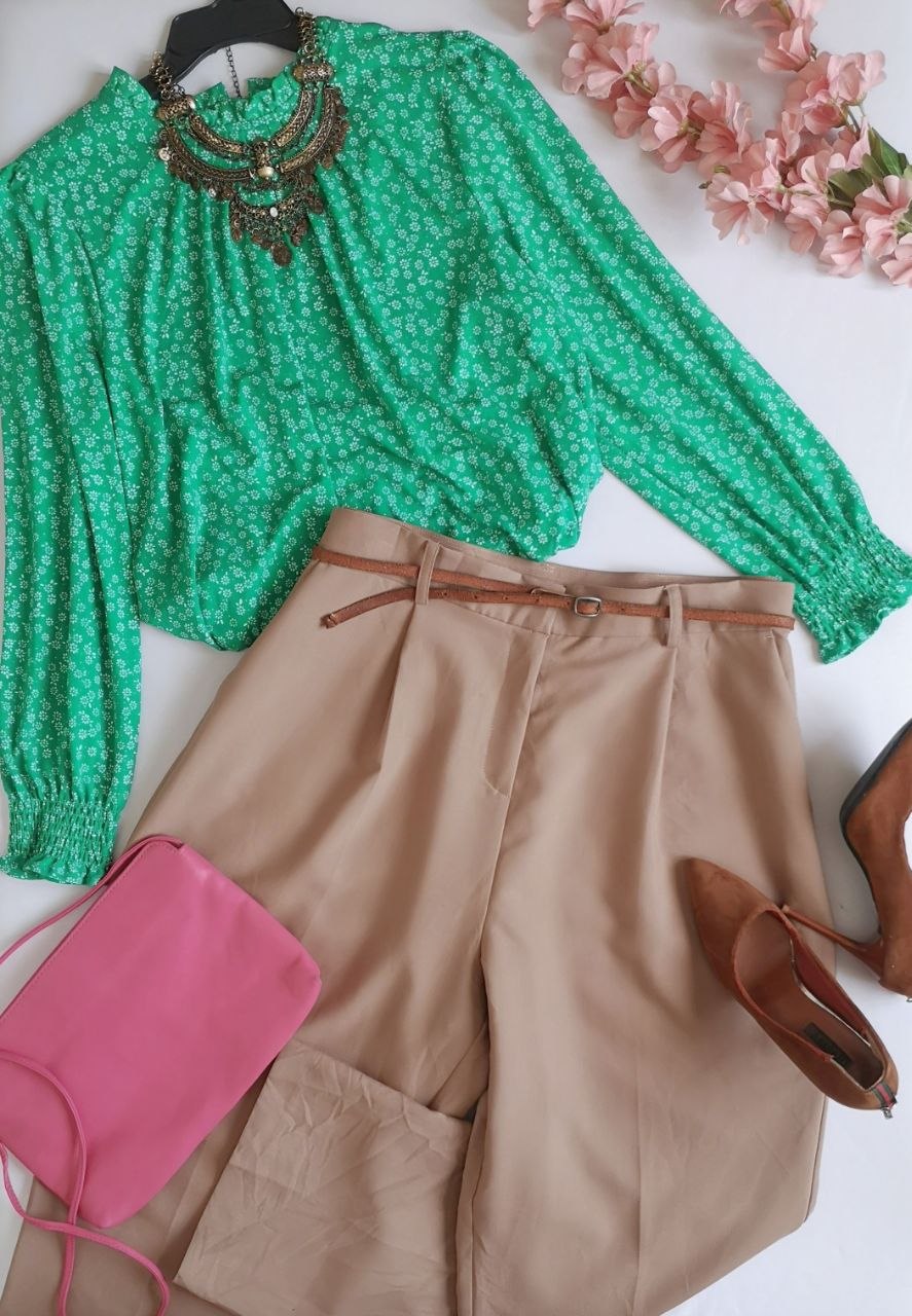 Pantalón con paletones y blusa cuello cerrado
