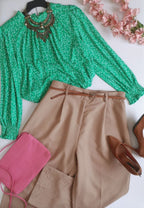 Pantalón con paletones y blusa cuello cerrado