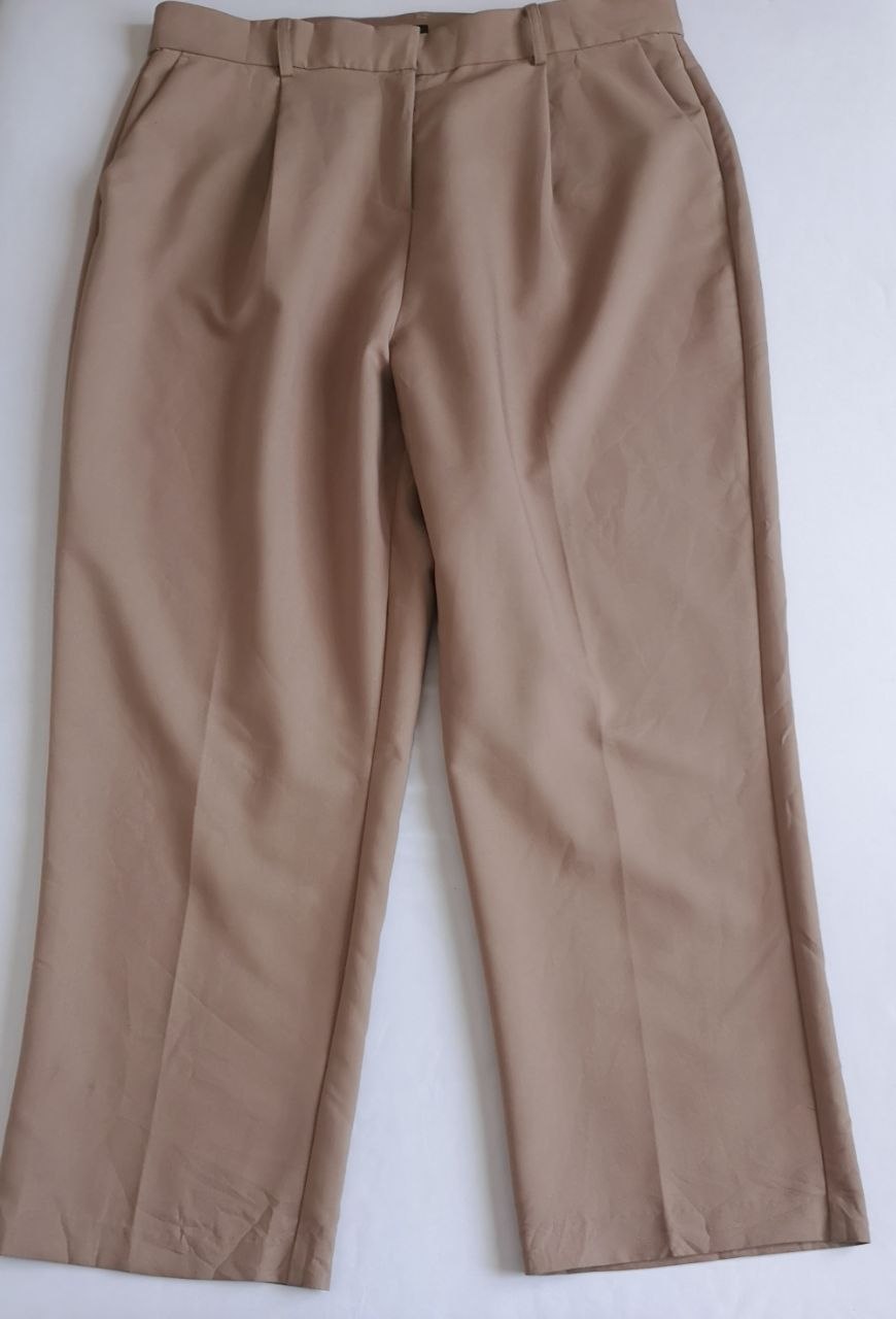 Pantalón con paletones y blusa cuello cerrado