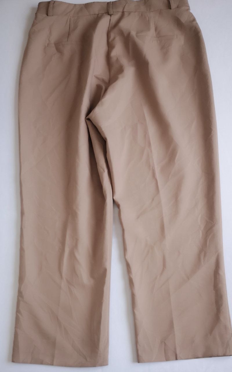 Pantalón con paletones y blusa cuello cerrado