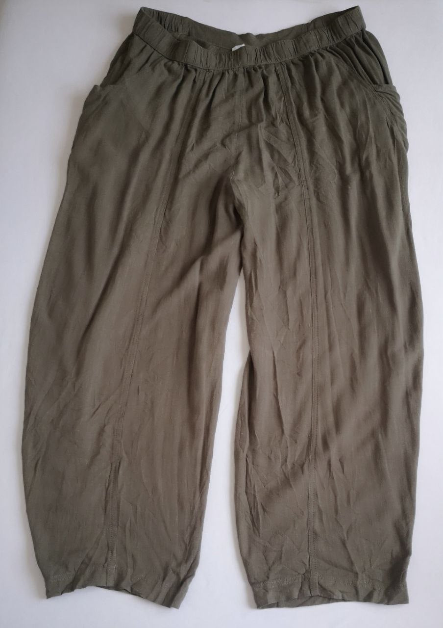 Pantalón ancho de las caderas y blusa con olanes
