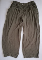 Pantalón ancho de las caderas y blusa con olanes
