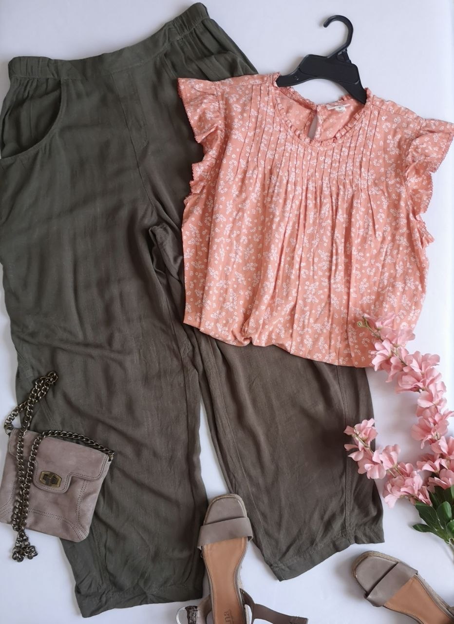 Pantalón ancho de las caderas y blusa con olanes