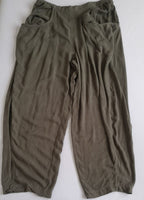 Pantalón ancho de las caderas y blusa con olanes