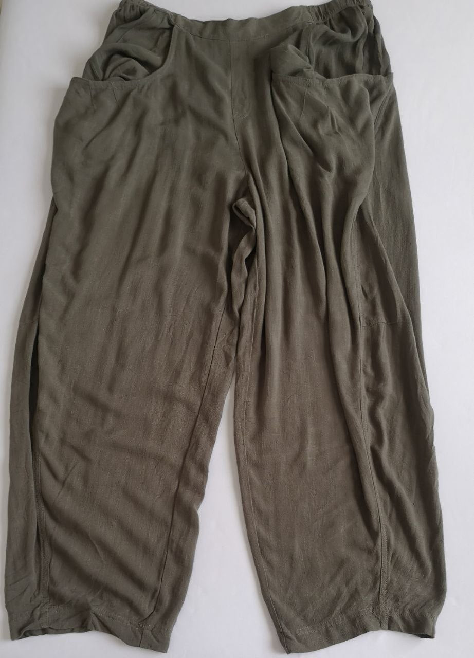 Pantalón ancho de las caderas y blusa con olanes
