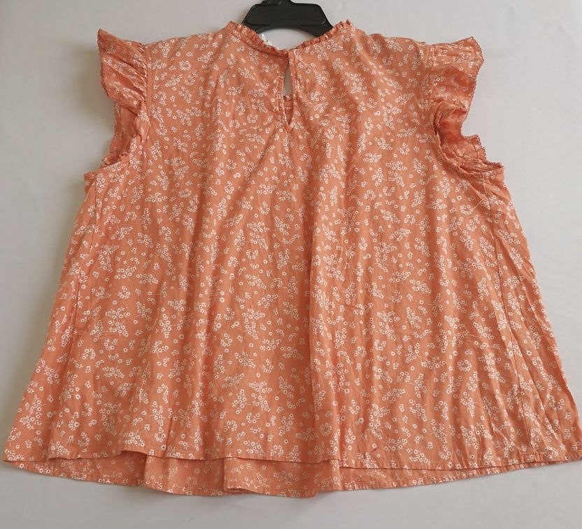 Pantalón ancho de las caderas y blusa con olanes