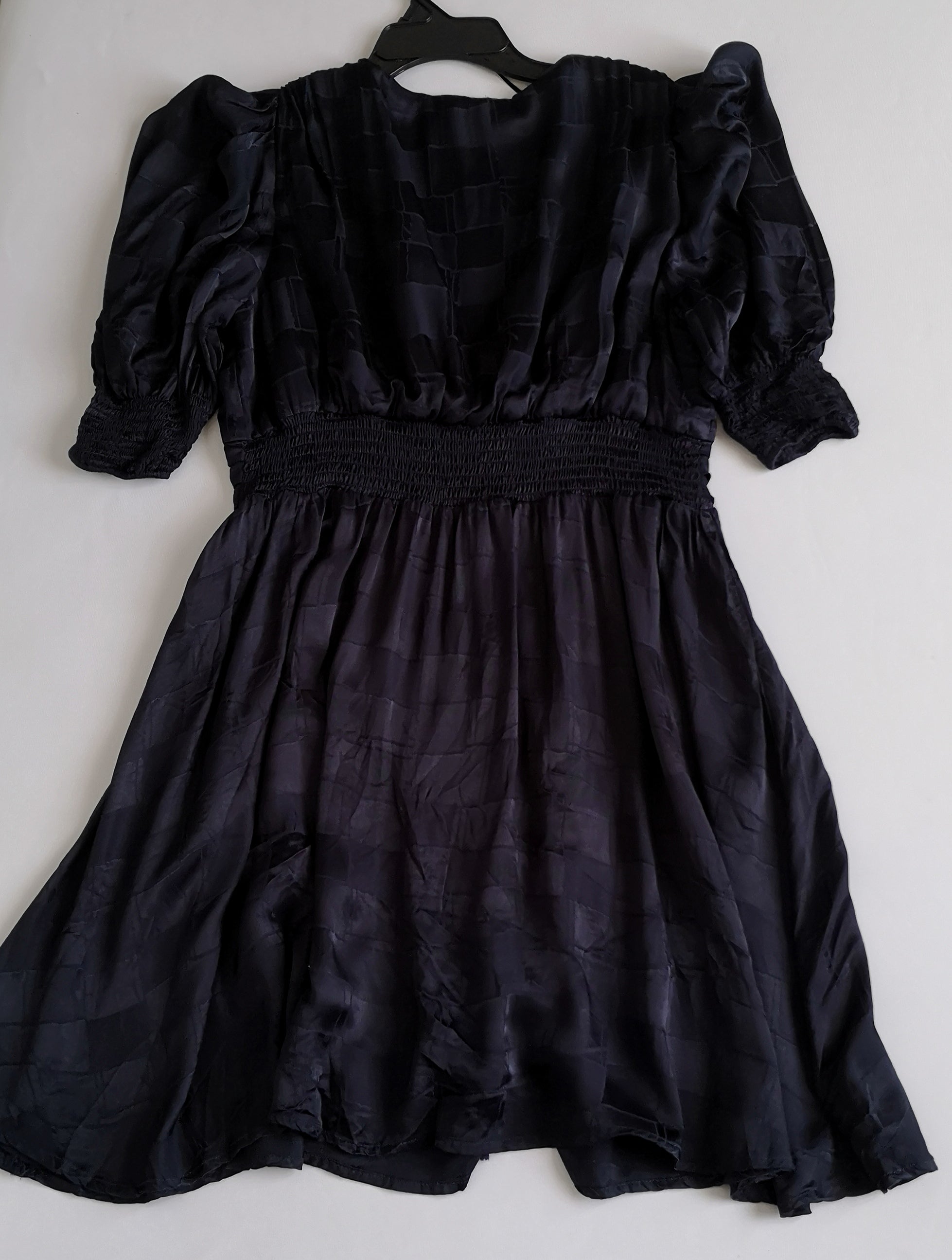 Vestido tipo seda mangas princesa incluye cartera ⚓