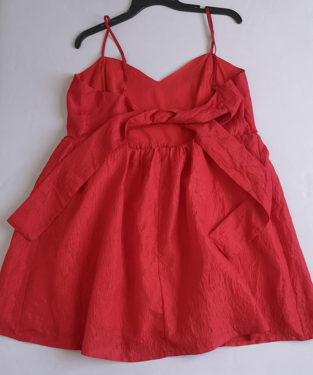Vestido abierto de atrás incluye diadema