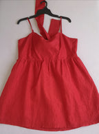 Vestido abierto de atrás incluye diadema