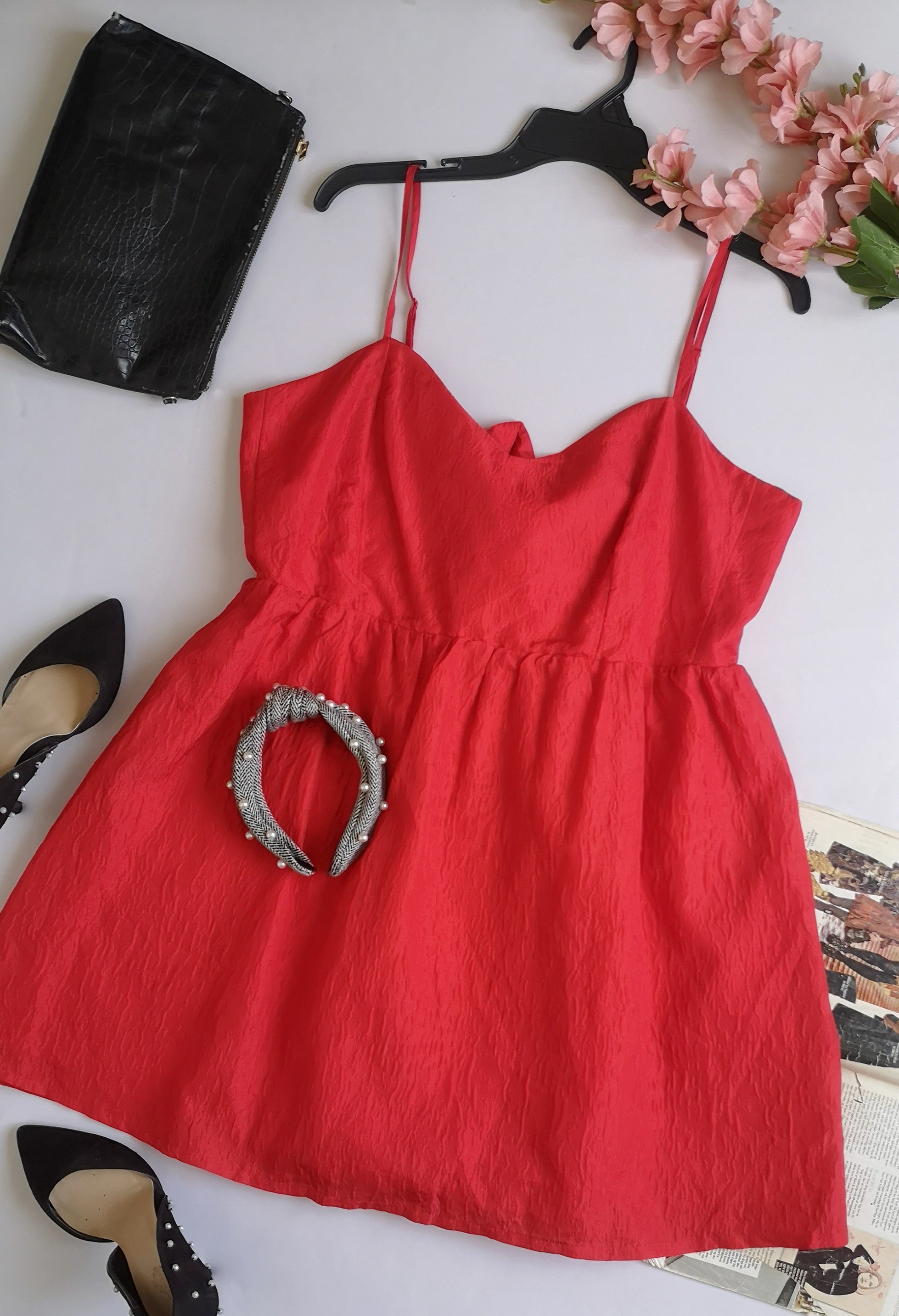 Vestido abierto de atrás incluye diadema