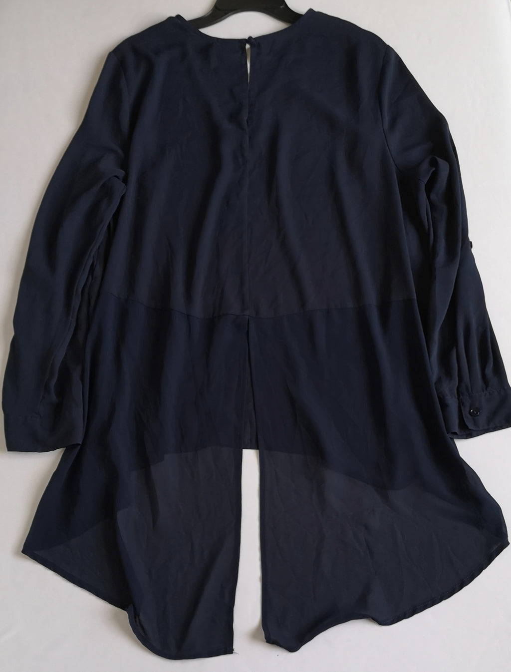 Pantalón pixie con blusa asimétrica de chifon