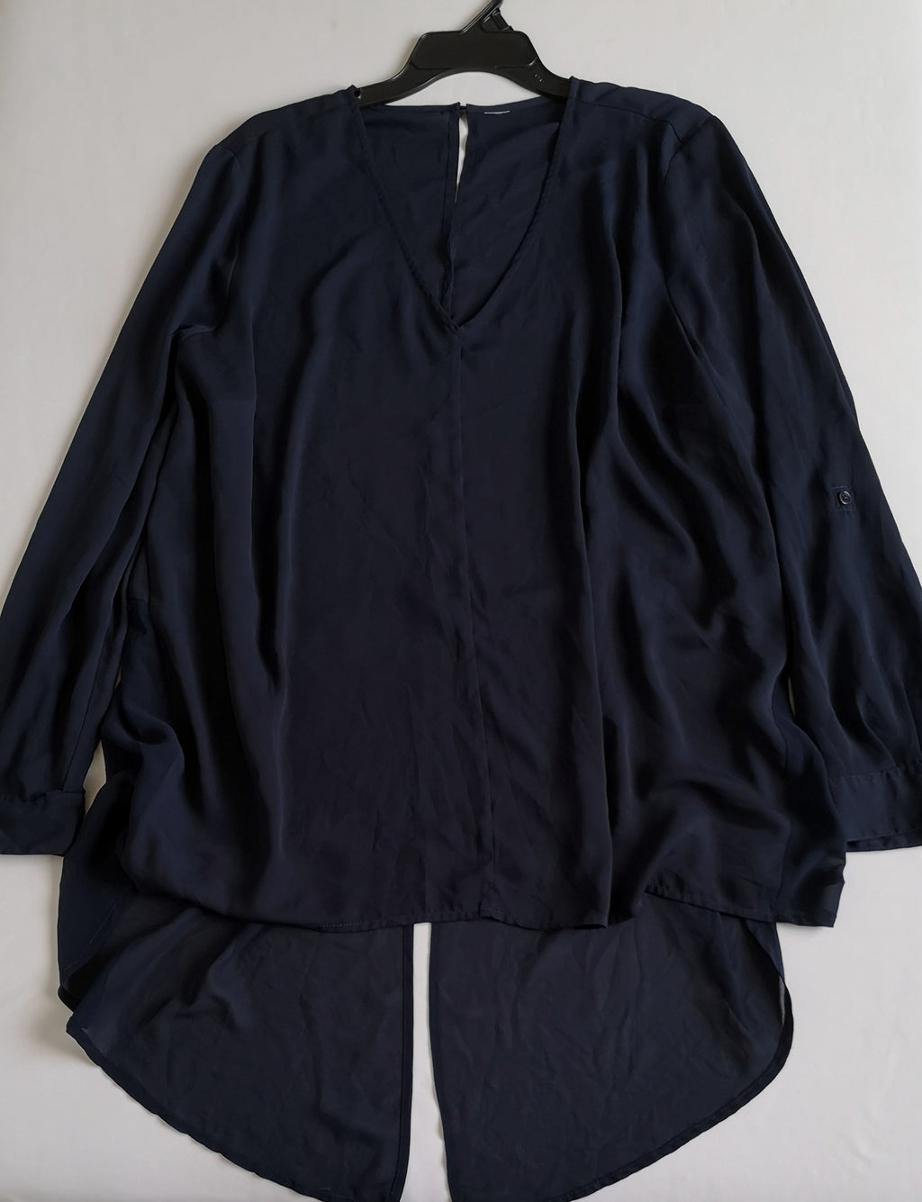 Pantalón pixie con blusa asimétrica de chifon