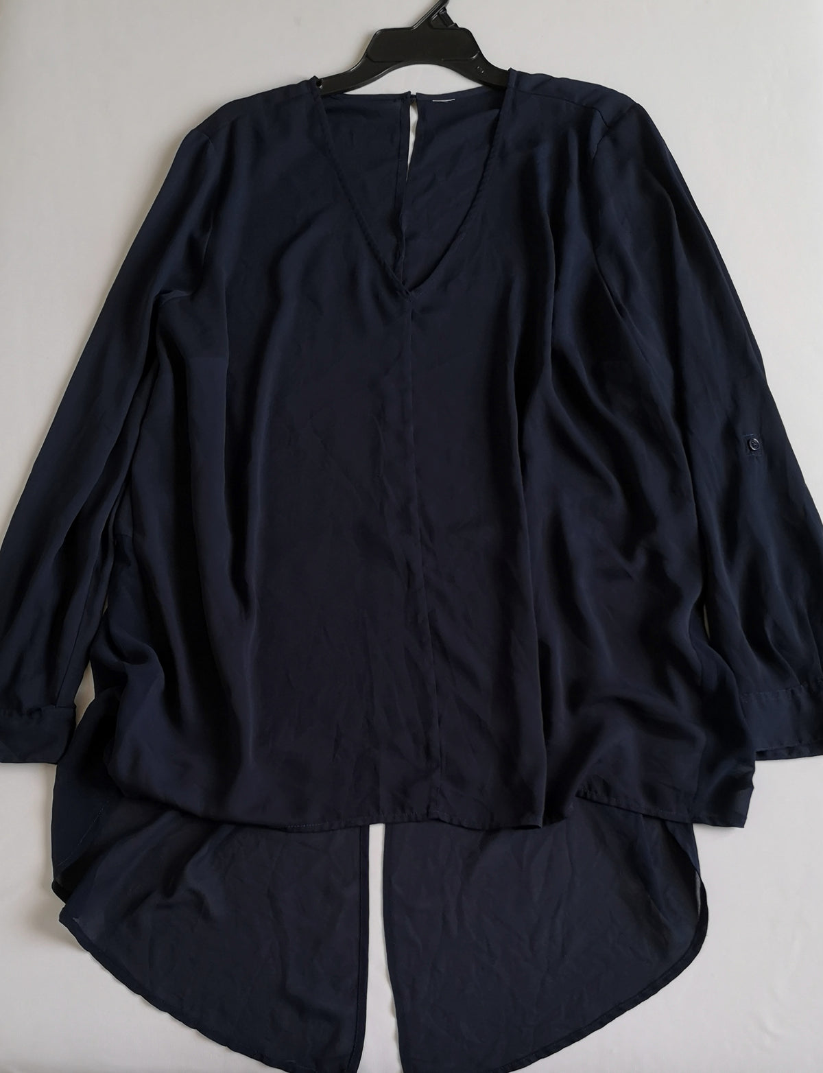 Pantalón pixie con blusa asimétrica de chifon