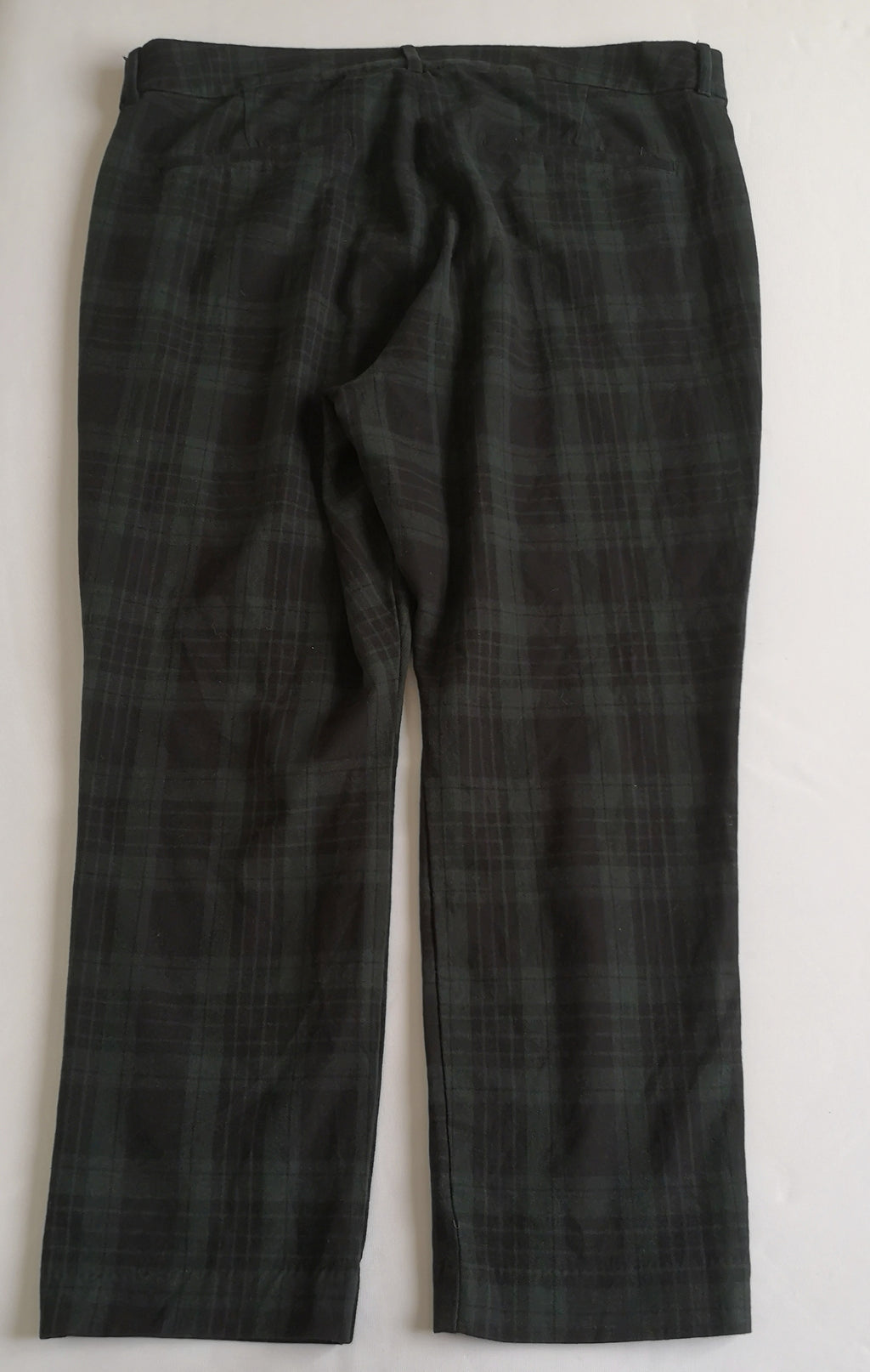 Pantalón pixie con blusa asimétrica de chifon