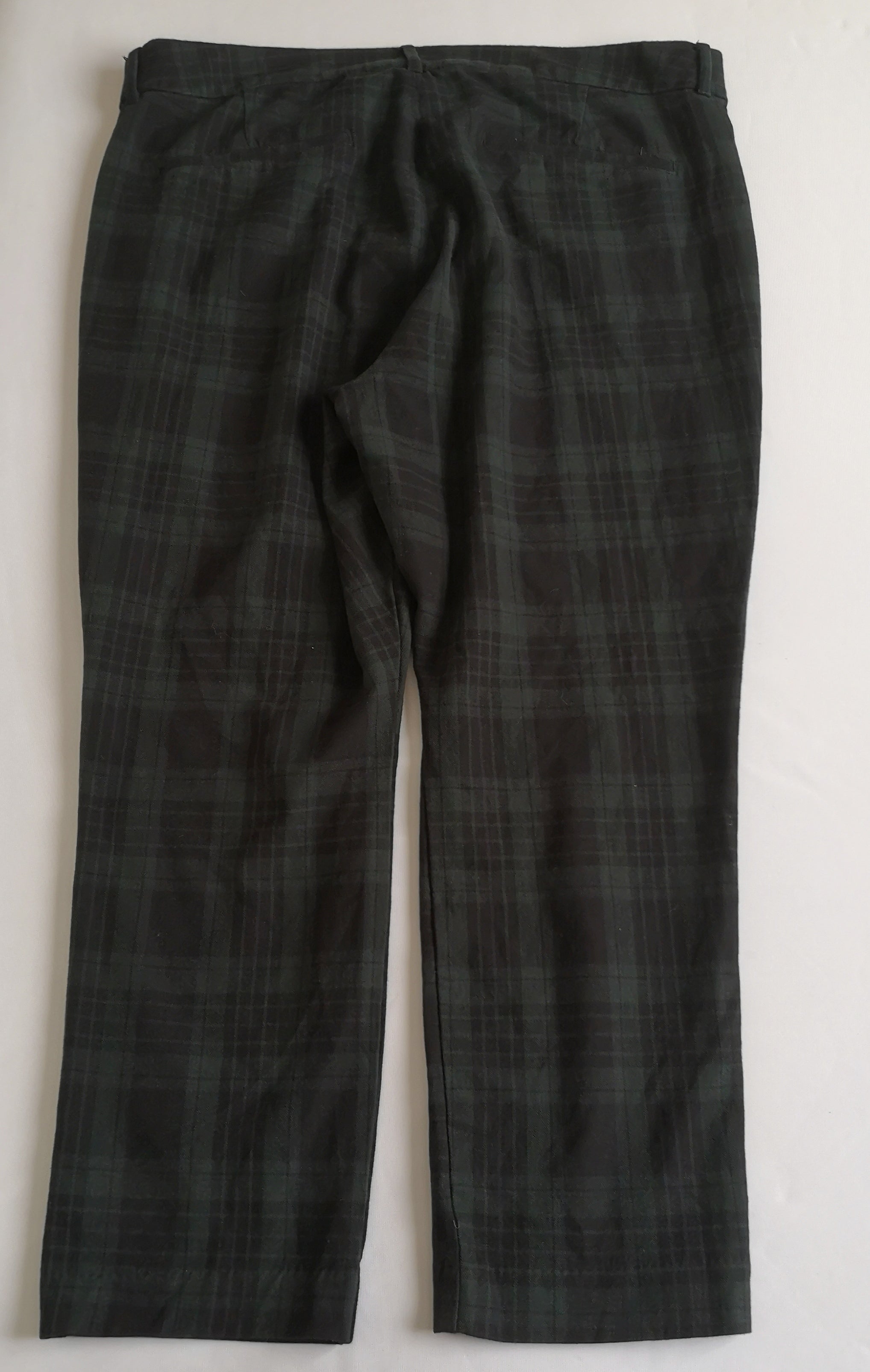 Pantalón pixie con blusa asimétrica de chifon