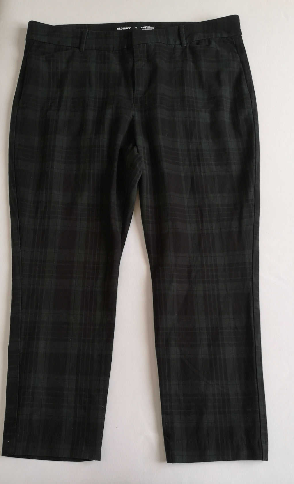 Pantalón pixie con blusa asimétrica de chifon