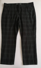 Pantalón pixie con blusa asimétrica de chifon