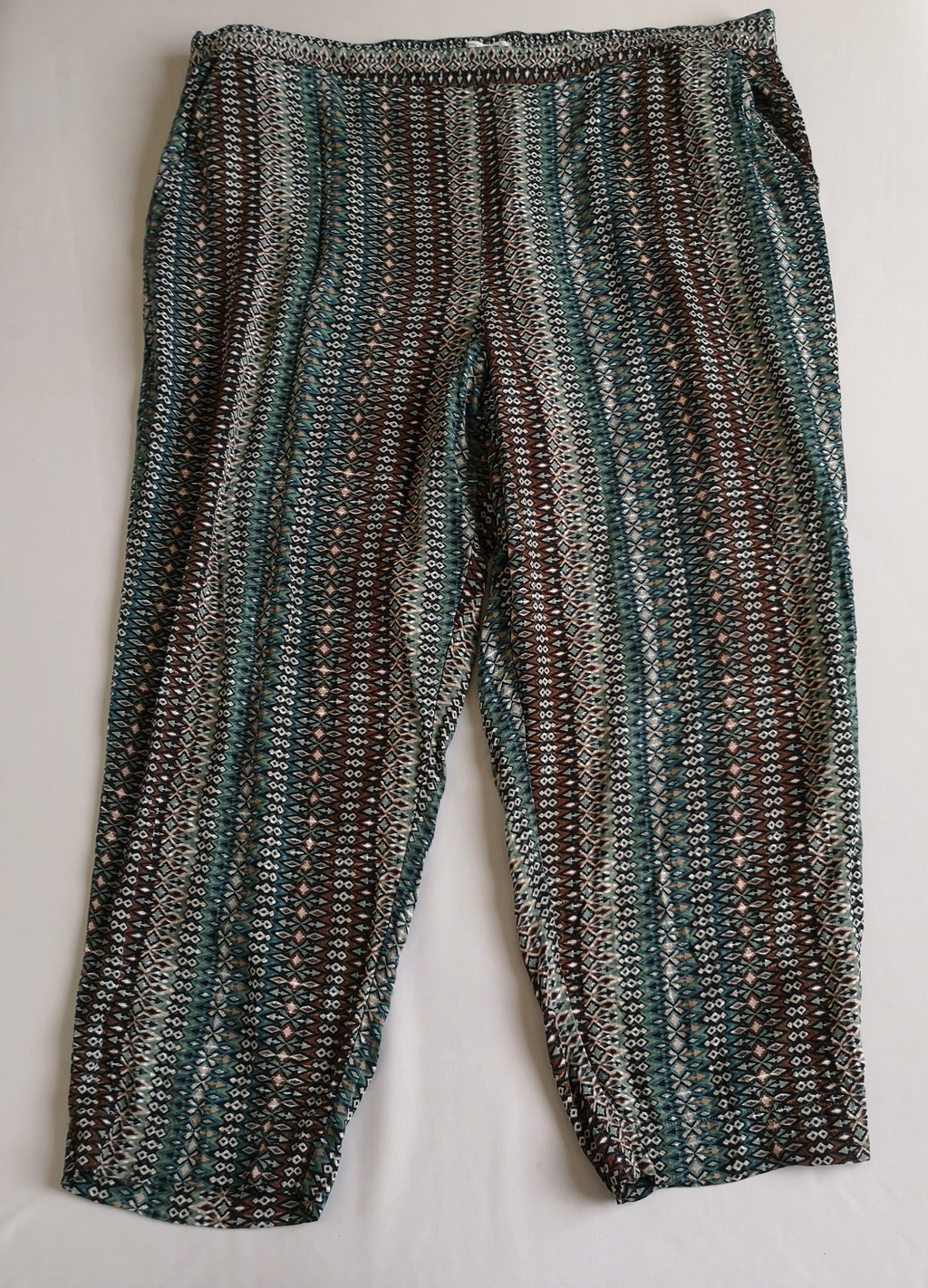 Pantalón tipo hippie y blusa de tirantes
