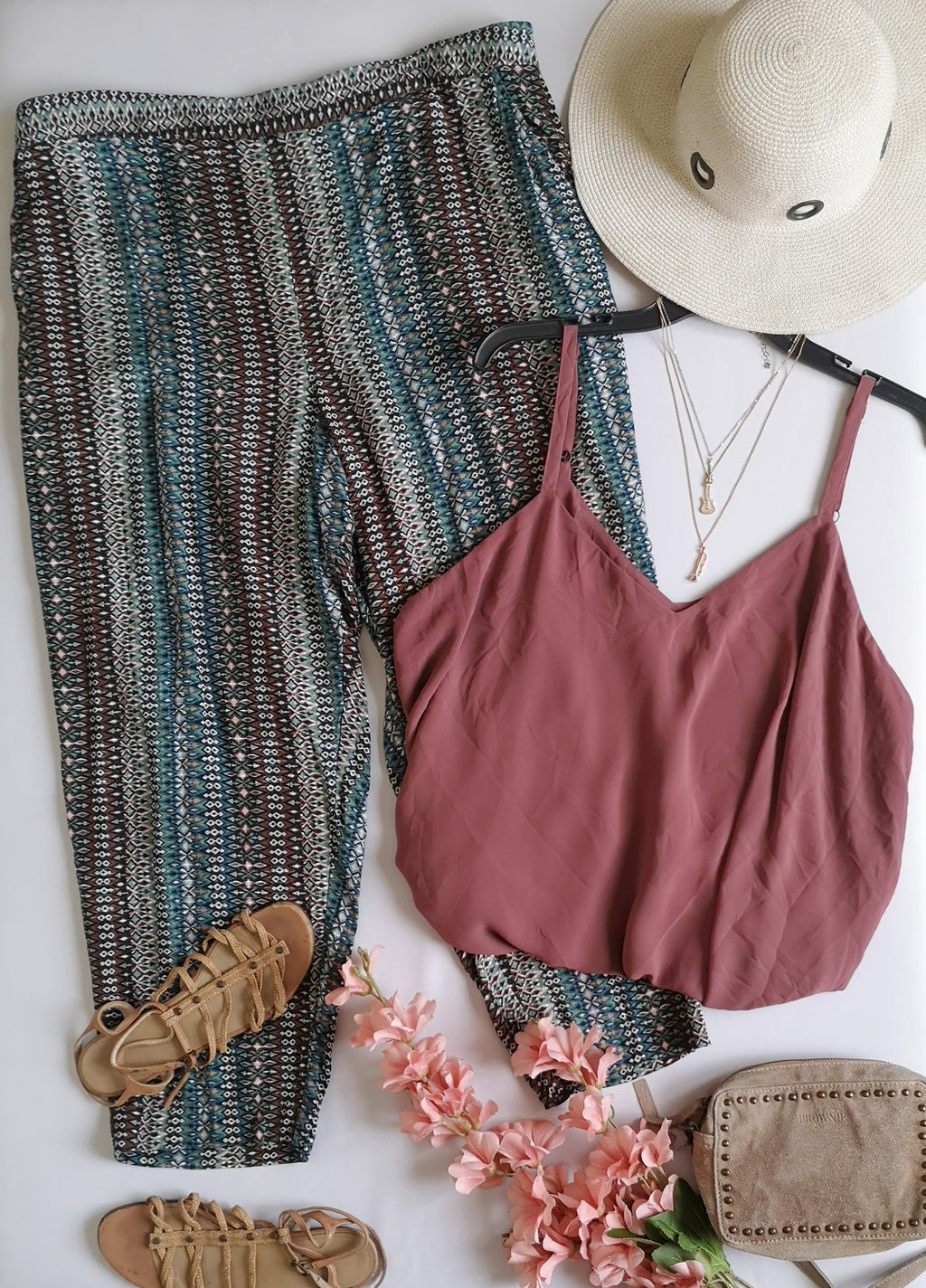 Pantalón tipo hippie y blusa de tirantes