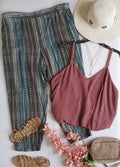 Pantalón tipo hippie y blusa de tirantes