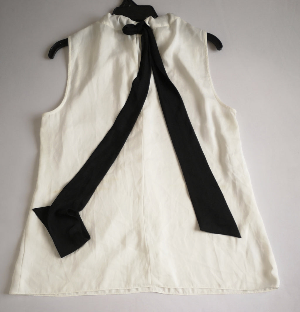 Blusa con cinto atrás y pantalón corte recto