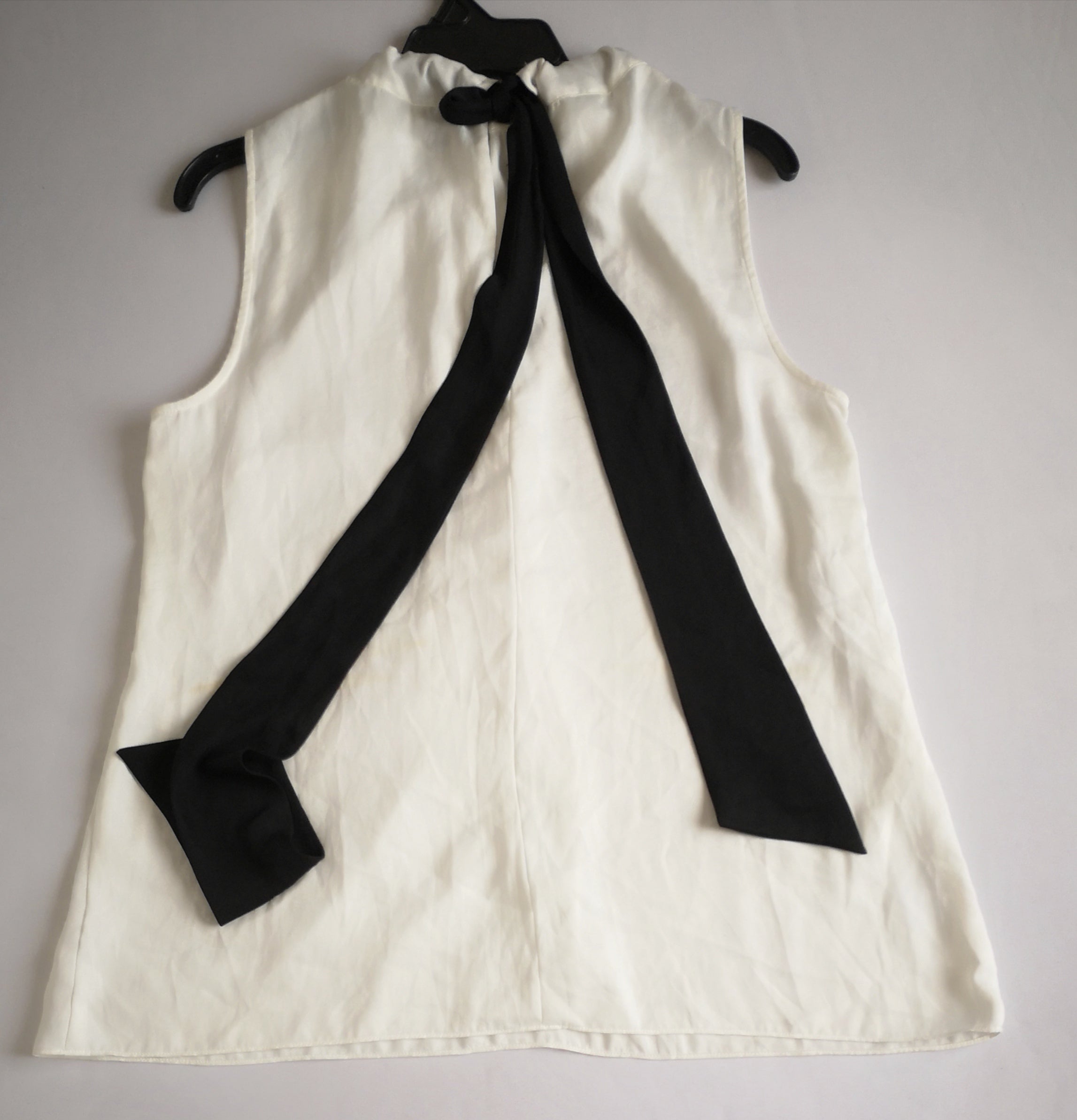 Blusa con cinto atrás y pantalón corte recto