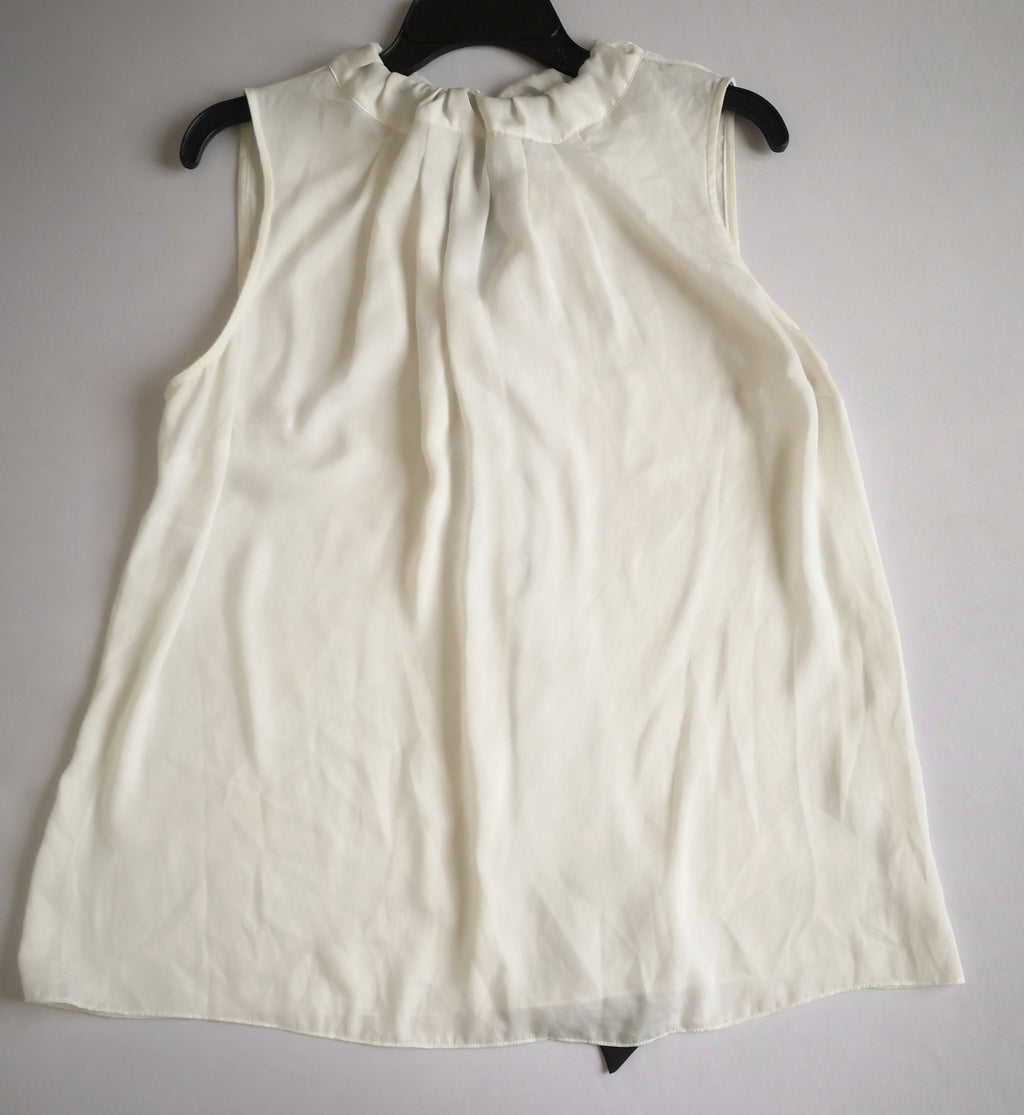 Blusa con cinto atrás y pantalón corte recto