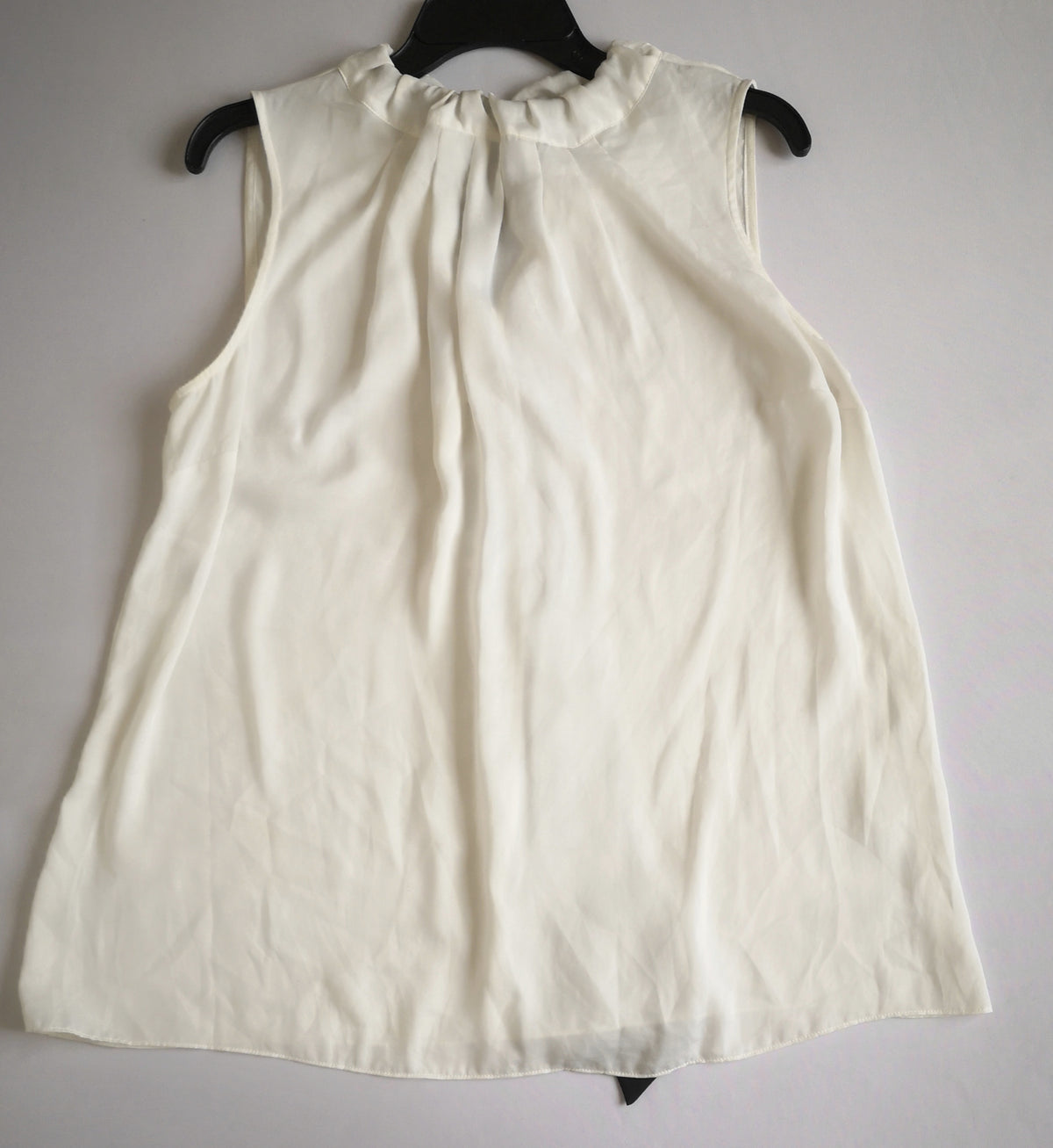 Blusa con cinto atrás y pantalón corte recto