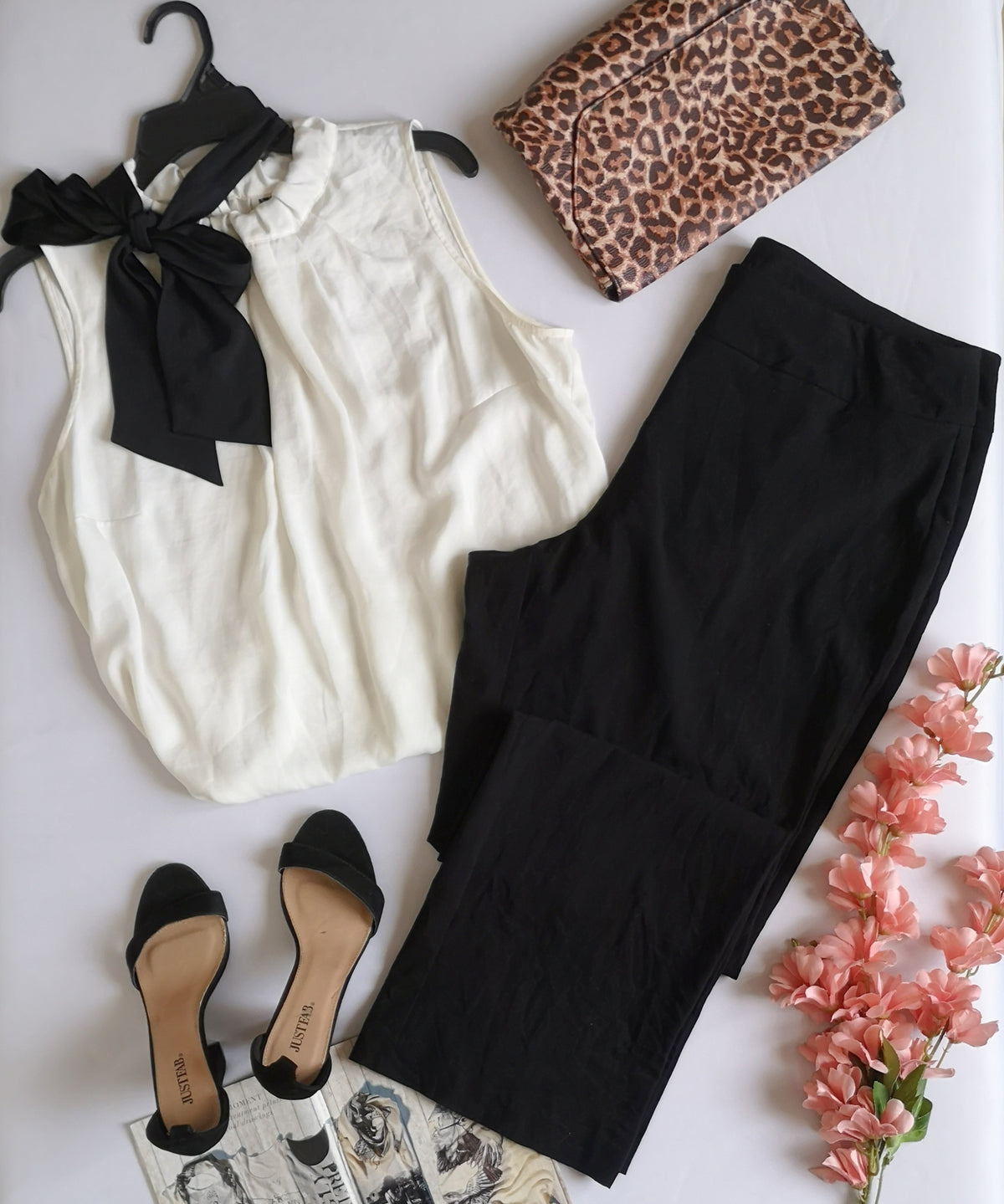Blusa con cinto atrás y pantalón corte recto