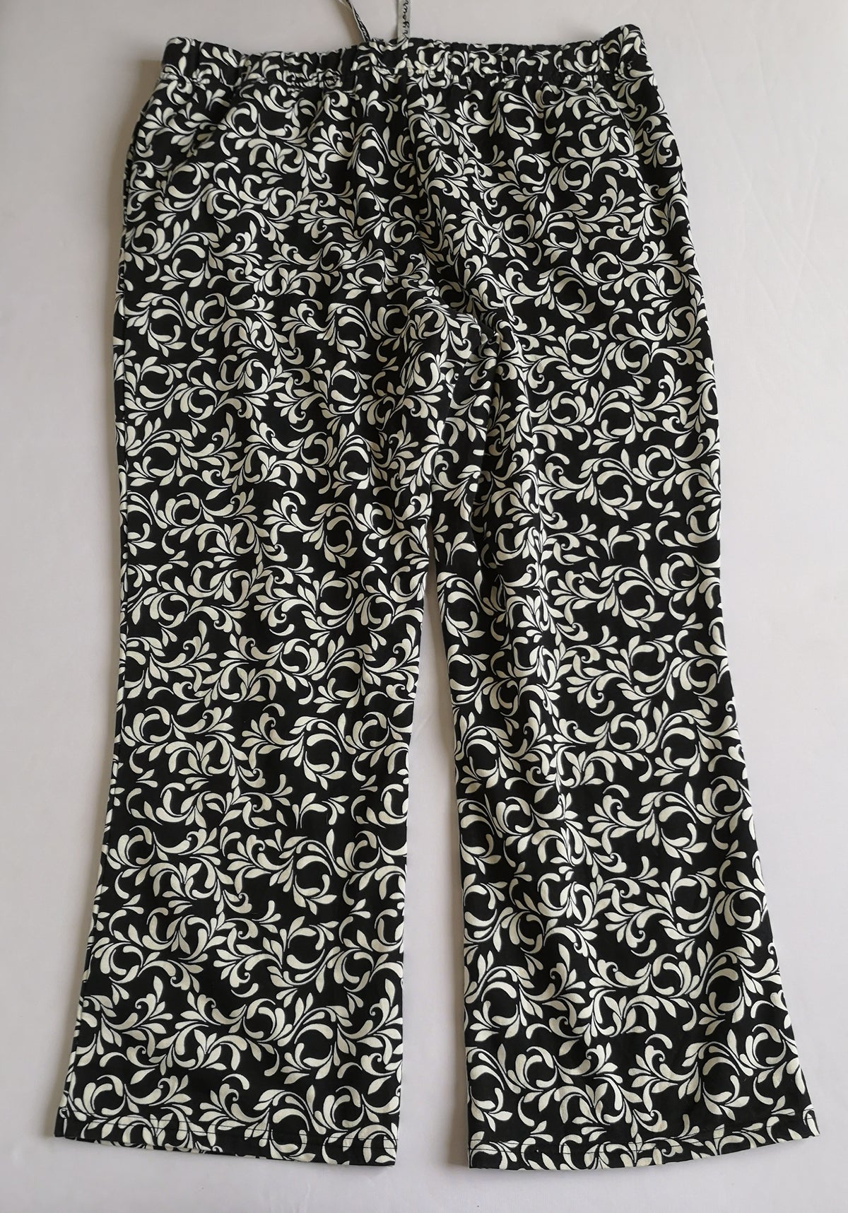 Pantalón tipo pans y blusa tejida