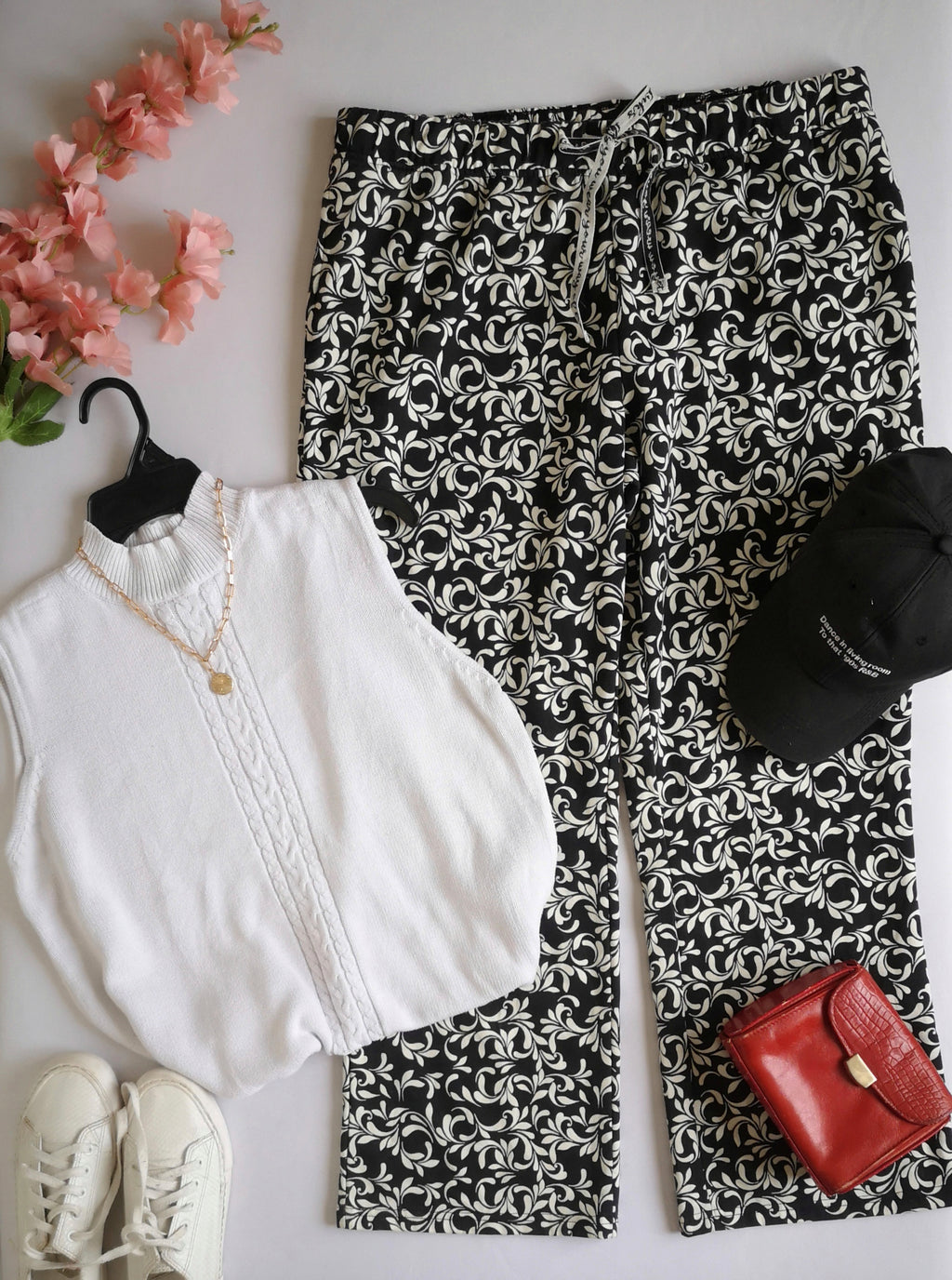 Pantalón tipo pans y blusa tejida